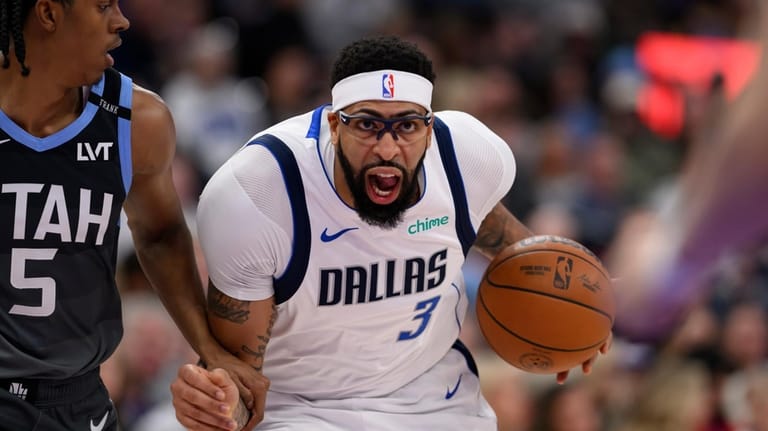 Dallas Mavericks forward Anthony Davis (3) drives to the basket...