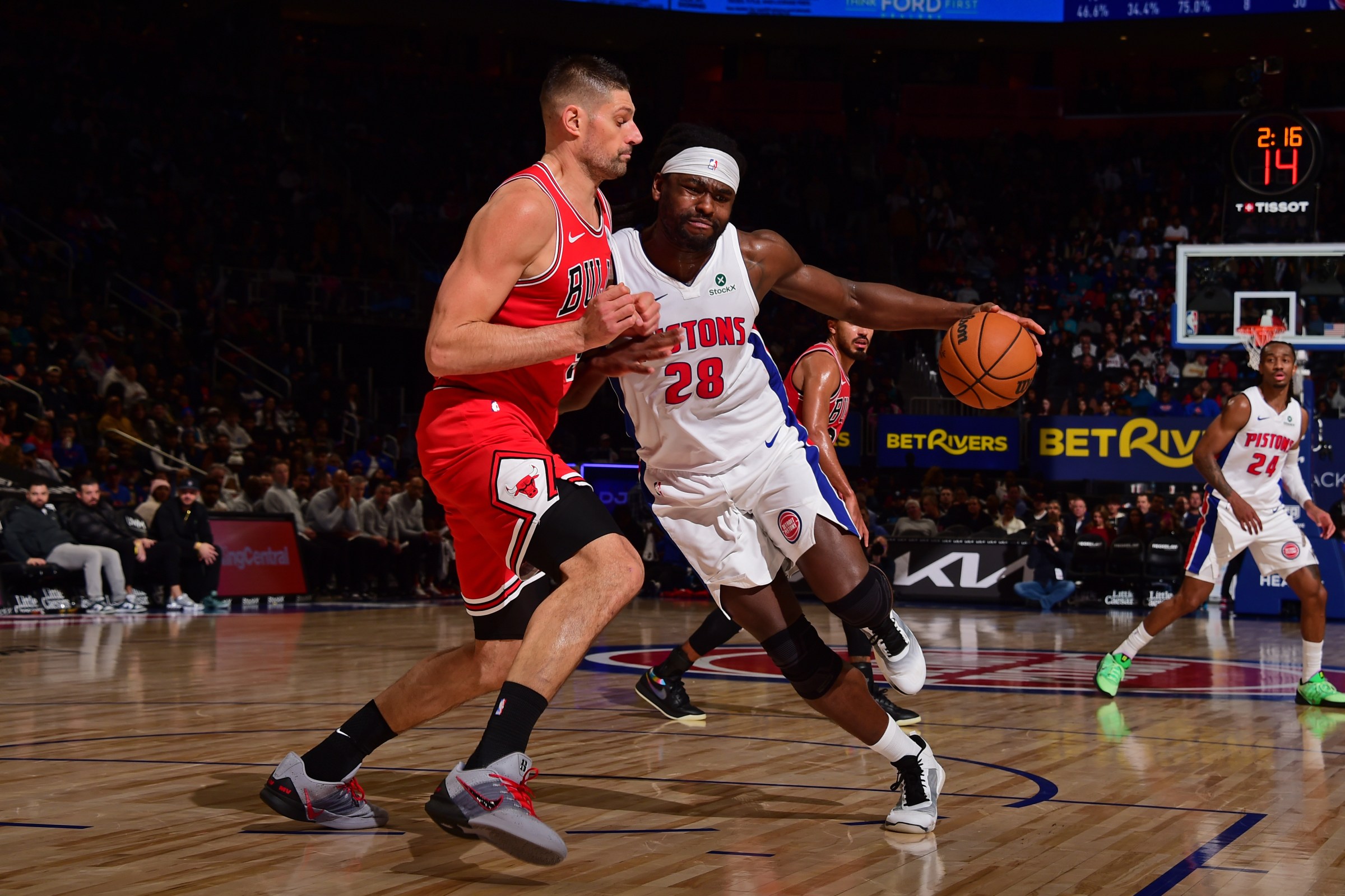 DETROIT, MI - JANUARY 7: Isaiah Stewart #28 of the Detroit Pistons drives to the basket as Nikola Vucevic #9 of the Chicago Bulls plays defense during the game on January 7, 2026 at Little Caesars Arena in Detroit, Michigan. NOTE TO USER: User expressly acknowledges and agrees that, by downloading and/or using this photograph, User is consenting to the terms and conditions of the Getty Images License Agreement. Mandatory Copyright Notice: Copyright 2026 NBAE (Photo by Chris Schwegler/NBAE via Getty Images)
