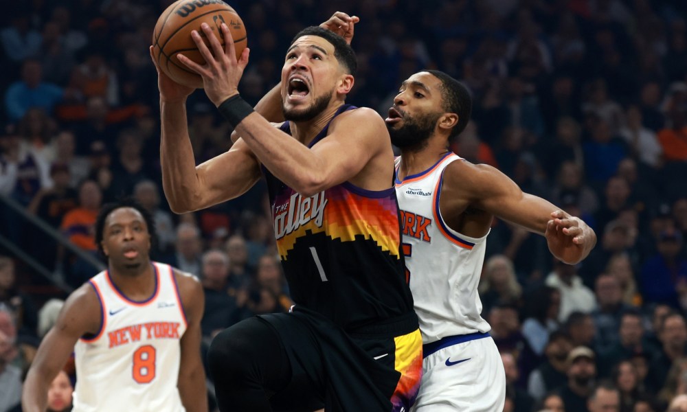 Suns win over Knicks highlighted by Devin Booker's dunk over OG Anunoby