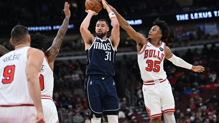 Dallas Mavericks' Klay Thompson (31) goes up for a shot...