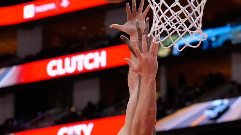 Houston Rockets center Alperen Sengun (28) shoots against Chicago Bulls...