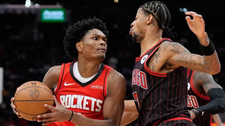 Chicago Bulls forward Dalen Terry (7) defends against Houston Rockets...