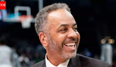 Stephen Curry’s father Dell Curry gets heartfelt honor from Charlotte Hornets for his astonishing basketball legacy | NBA News