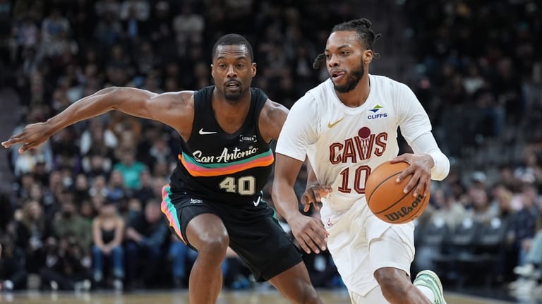 Cleveland Cavaliers guard Darius Garland (10) drives past San Antonio...