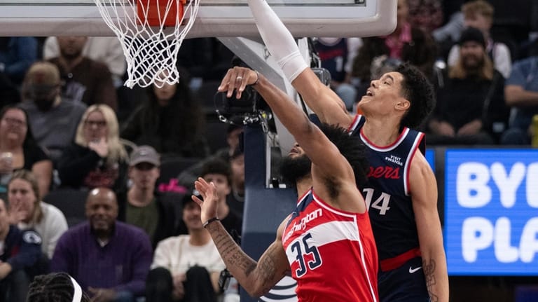 Los Angeles Clippers center Yanic Konan Niederhauser (14) dunks over...