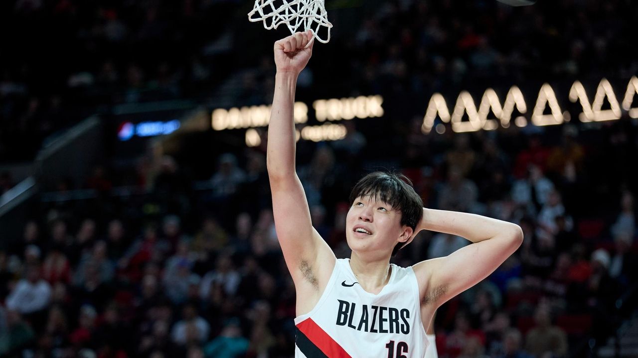 Portland center Yang Hansen takes inadvertent knee to back of head in scary play against Warriors