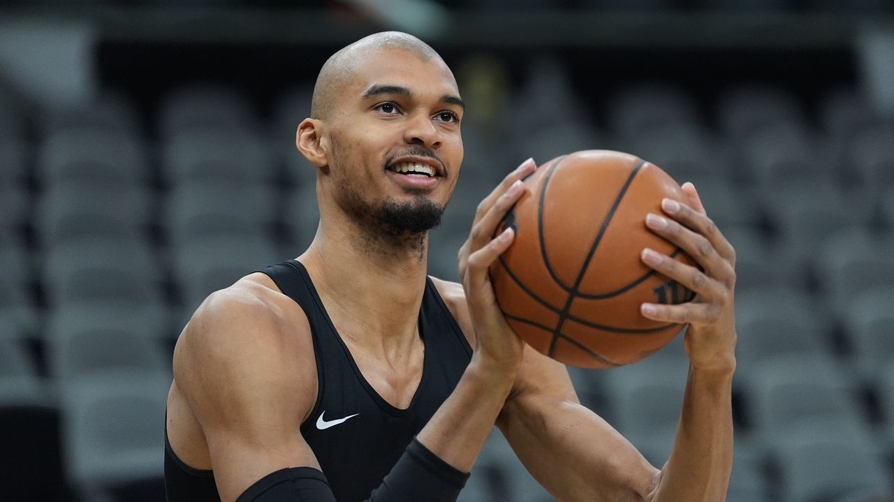 Wembanyama returns after early injury in Spurs vs. Bucks game