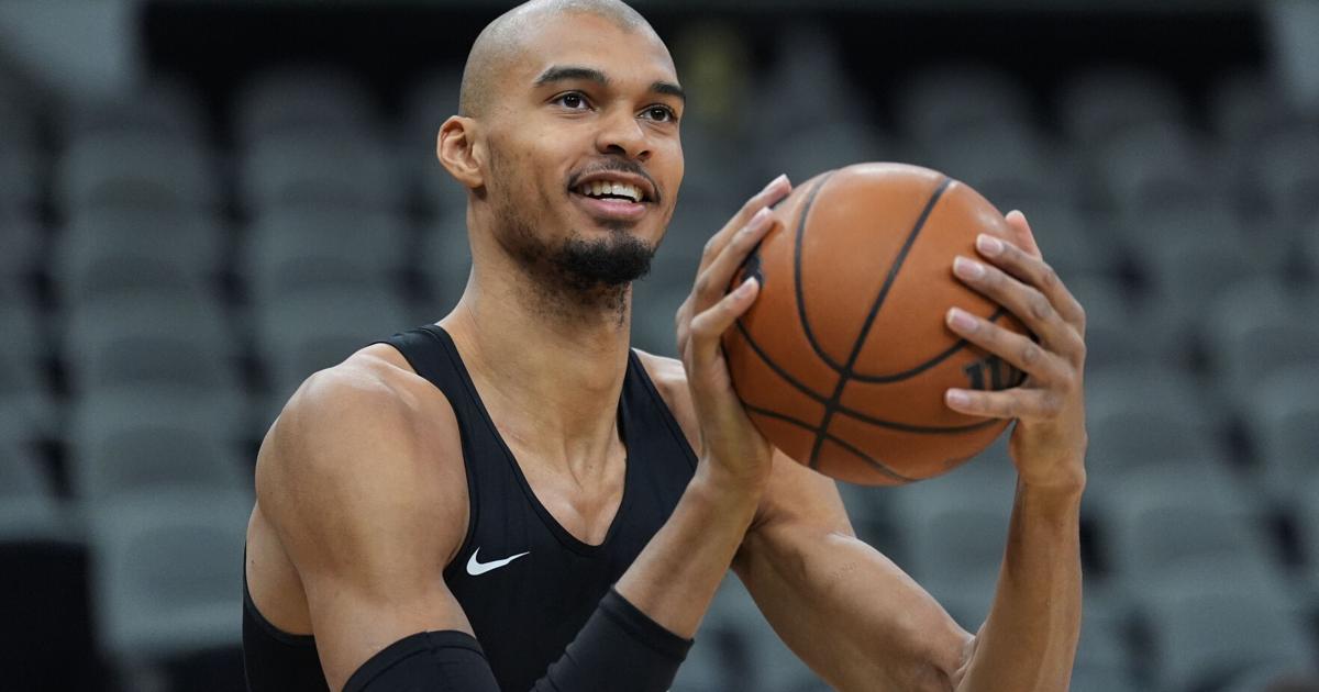 Wembanyama shaves head, shines brightly in leading Spurs past Antetokounmpo, Bucks | National Sports