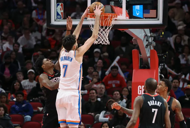 Jan 15, 2026; Houston, Texas, USA; Oklahoma City Thunder center Chet Holmgren (7) dunks the ball as Houston Rockets guard Amen Thompson (1) defends during the first quarter at Toyota Center. Mandatory Credit: Troy Taormina-Imagn Images