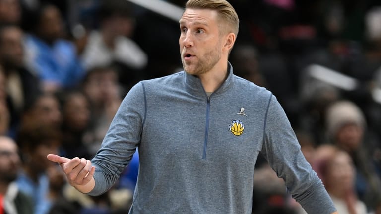 Memphis Grizzlies head coach Tuomas Iisalo talks with some of...