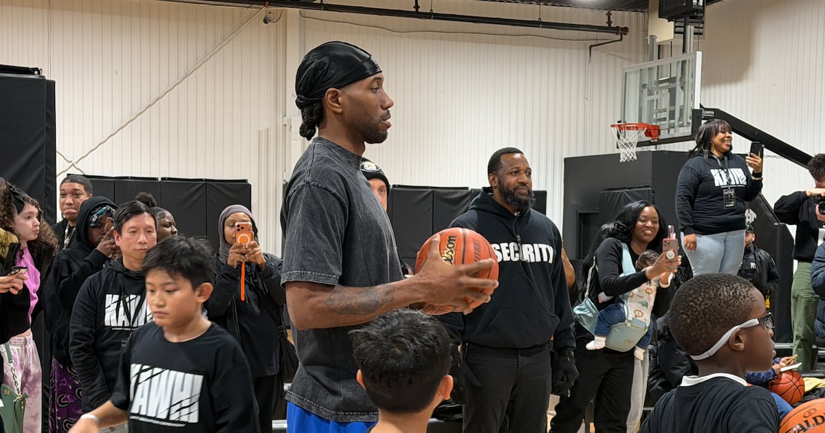 Kawhi Leonard hosts youth basketball clinic in Toronto