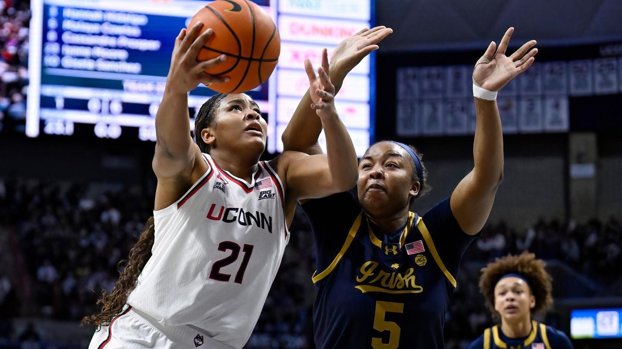 Strong, Arnold star as No. 1 UConn extends winning streak to 19 games with 85-47 win over Notre Dame