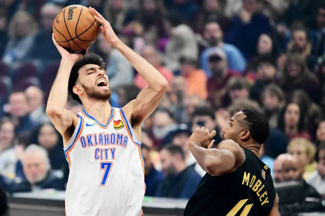 Jan 19, 2026; Cleveland, Ohio, USA; Oklahoma City Thunder center Chet Holmgren (7) drives to the basket against Cleveland Cavaliers center Evan Mobley (4) during the first quarter at Rocket Arena. Mandatory Credit: Ken Blaze-Imagn Images