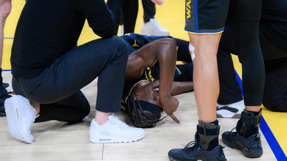 Jimmy Butler knee injury: Warriors star helped to locker room in serious pain