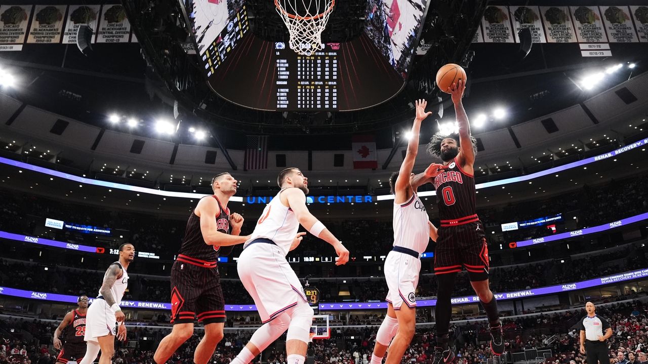 White scores 27 and Bulls match a franchise record with 25 3-pointers in 138-110 win over Clippers