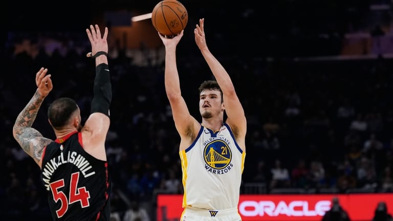 Golden State Warriors center Quinten Post (21) shoots a 3-point...
