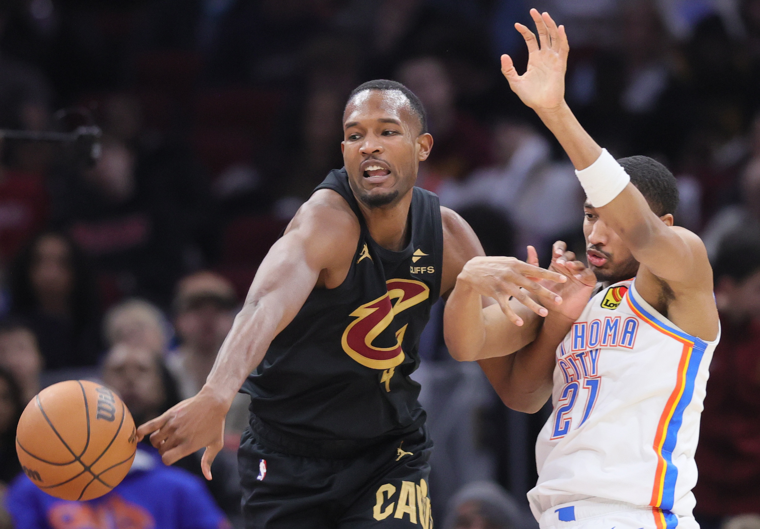 Cleveland Cavaliers center Evan Mobley (L) and Oklahoma City Thunder guard Aaron Wiggins fight for possession of a loose ball in the second half.
