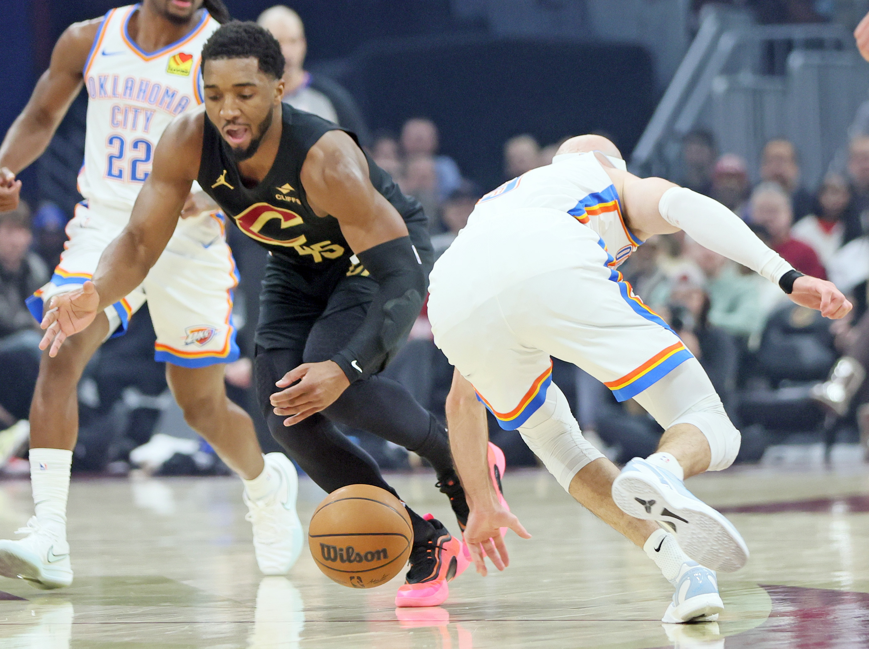 Oklahoma City Thunder guard Alex Caruso (R) steals the basketball off the dribble of Cleveland Cavaliers guard Donovan Mitchell in the first quarter at Rocket Arena. 