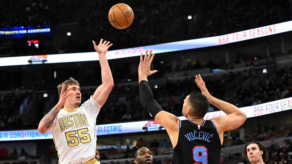 Kevin Huerter's buzzer-beater lifts Bulls past Celtics before Derrick Rose's jersey retirement