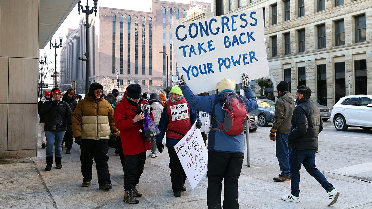 NBA fans launch anti-ICE protest during T'Wolves-Warriors game