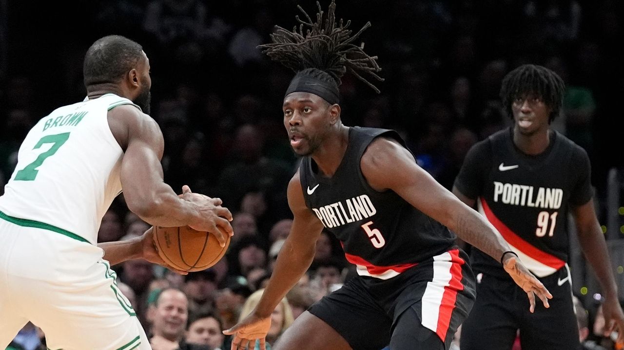 Blazers guard Jrue Holiday gets champion's welcome in return to Boston to face Celtics