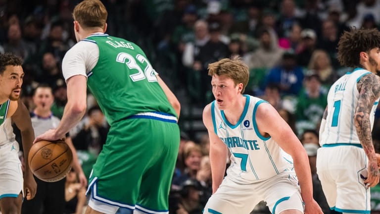 Charlotte Hornets guard Kon Knueppel (7) guards Dallas Mavericks forward...