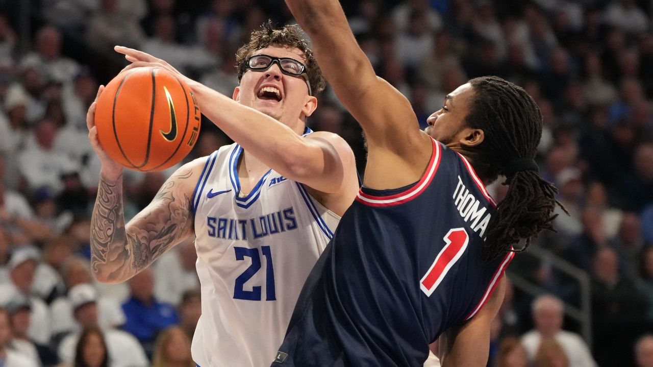 Green hits career-high 7 3s, scores 23 points to help No. 21 Saint Louis rout Dayton 102-71