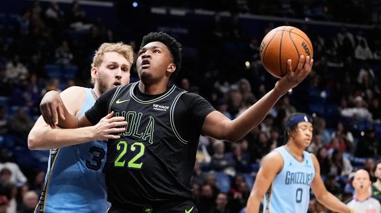New Orleans Pelicans center Derik Queen (22) drives to the...