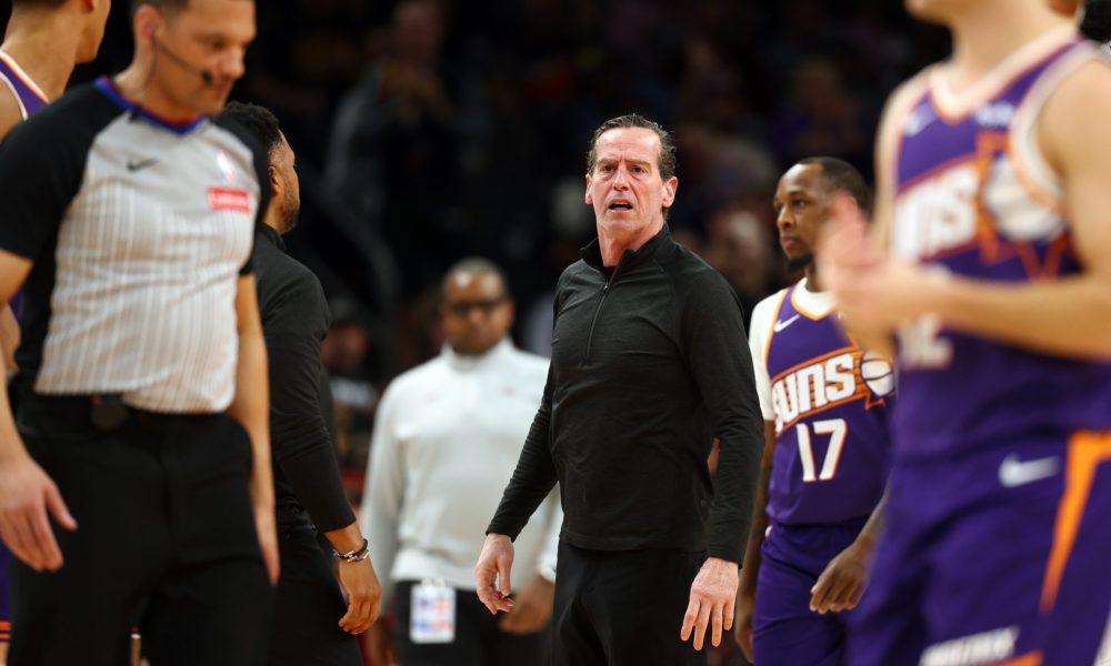 Phoenix Suns fans react to Cleveland Cavaliers HC Kenny Atkinson's ejection over officiating dispute
