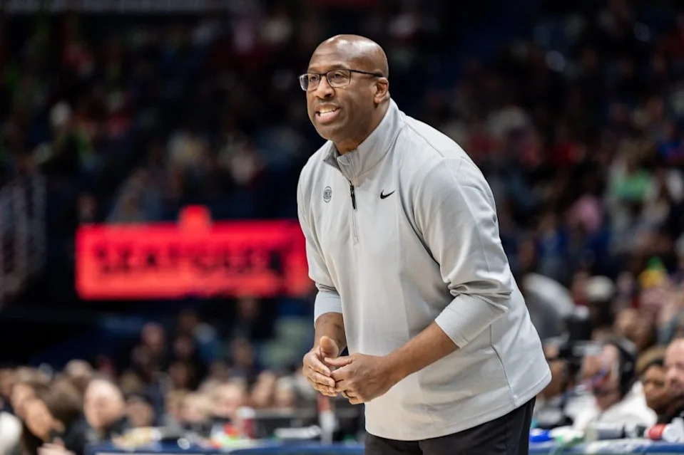 New York Knicks Head Coach Mike Brown gives direction against the New Orleans Pelicans during the second half at Smoothie King Center. Stephen Lew-Imagn Images