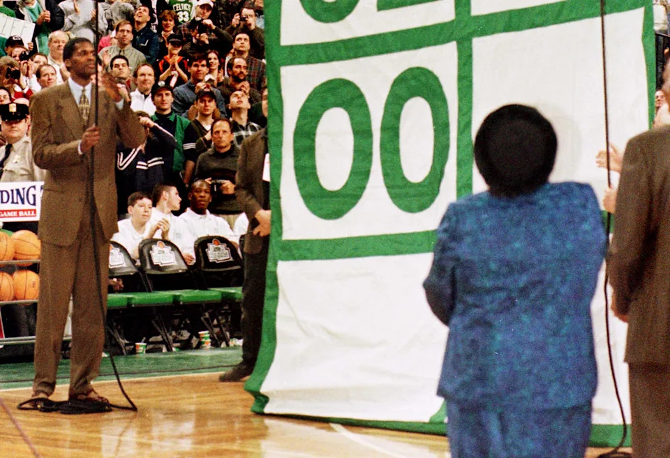 Boston Celtic great Robert Parish (L) raises the banner with his number "00" to the rafters as his mother (R) looks on, in Boston during ceremonies to retire Parish's number January 18. Parish played for Boston for fourteen seasons winning three NBA championships during that span.

SPORT NBA