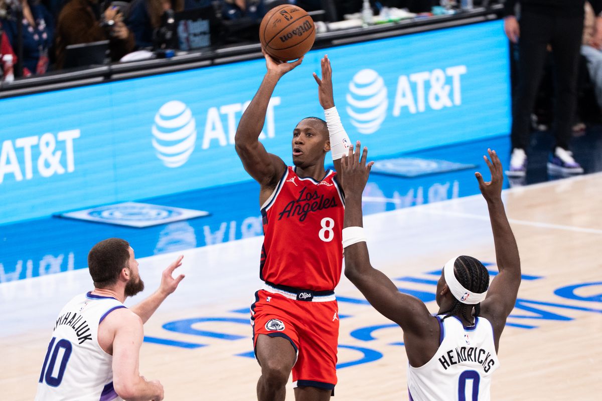 Los Angeles Clippers Guard Kris Dunn (8) shoots and makes a pull up jumper during an NBA basketball game against the Utah Jazz, Thursday January 1st, 2026 in Inglewood, California. Los Angeles Clippers Guard Kris Dunn (8) shoots and makes a pull up jumper during an NBA basketball game against the Utah Jazz, Thursday January 1st, 2026 in Inglewood, California.