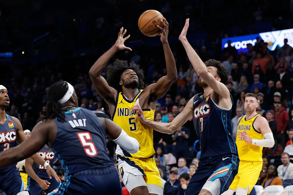 Jan 23, 2026; Oklahoma City, Oklahoma, USA; Indiana Pacers forward Jarace Walker (5) drives to the basket as Oklahoma City Thunder center/forward Chet Holmgren (7) defends during the second half at Paycom Center. Mandatory Credit: Alonzo Adams-Imagn Images