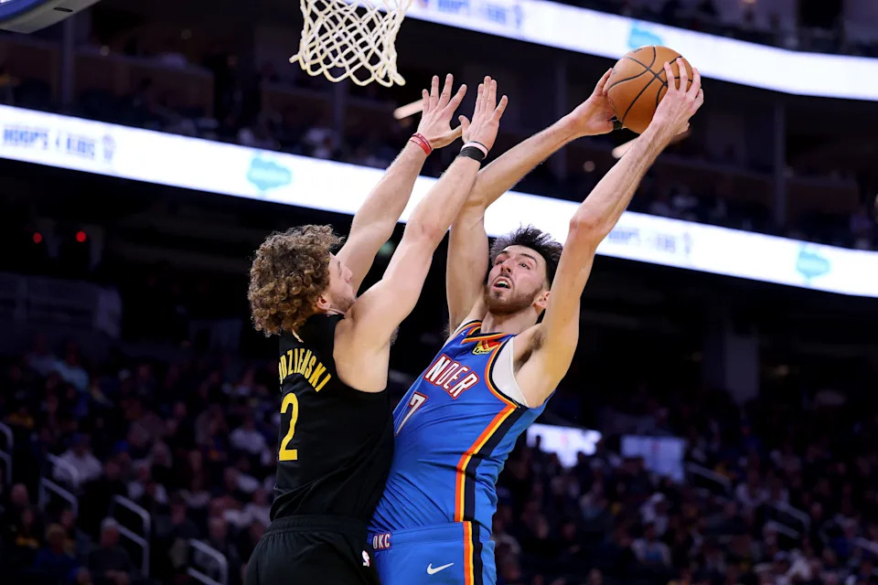 SAN FRANCISCO, CALIFORNIA - JANUARY 02: Chet Holmgren #7 of the Oklahoma City Thunder goes up for a shot on Brandin Podziemski #2 of the Golden State Warriors during the second half at Chase Center on January 02, 2026 in San Francisco, California. NOTE TO USER: User expressly acknowledges and agrees that, by downloading and/or using this photograph, user is consenting to the terms and conditions of the Getty Images License Agreement. (Photo by Ezra Shaw/Getty Images)
