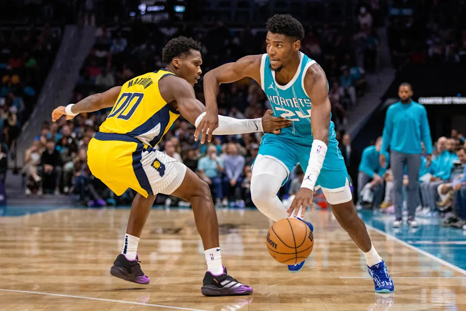 Indiana Pacers guard Bennedict Mathurin (00) defends Charlotte Hornets forward Brandon Miller (24)© Scott Kinser-Imagn Images