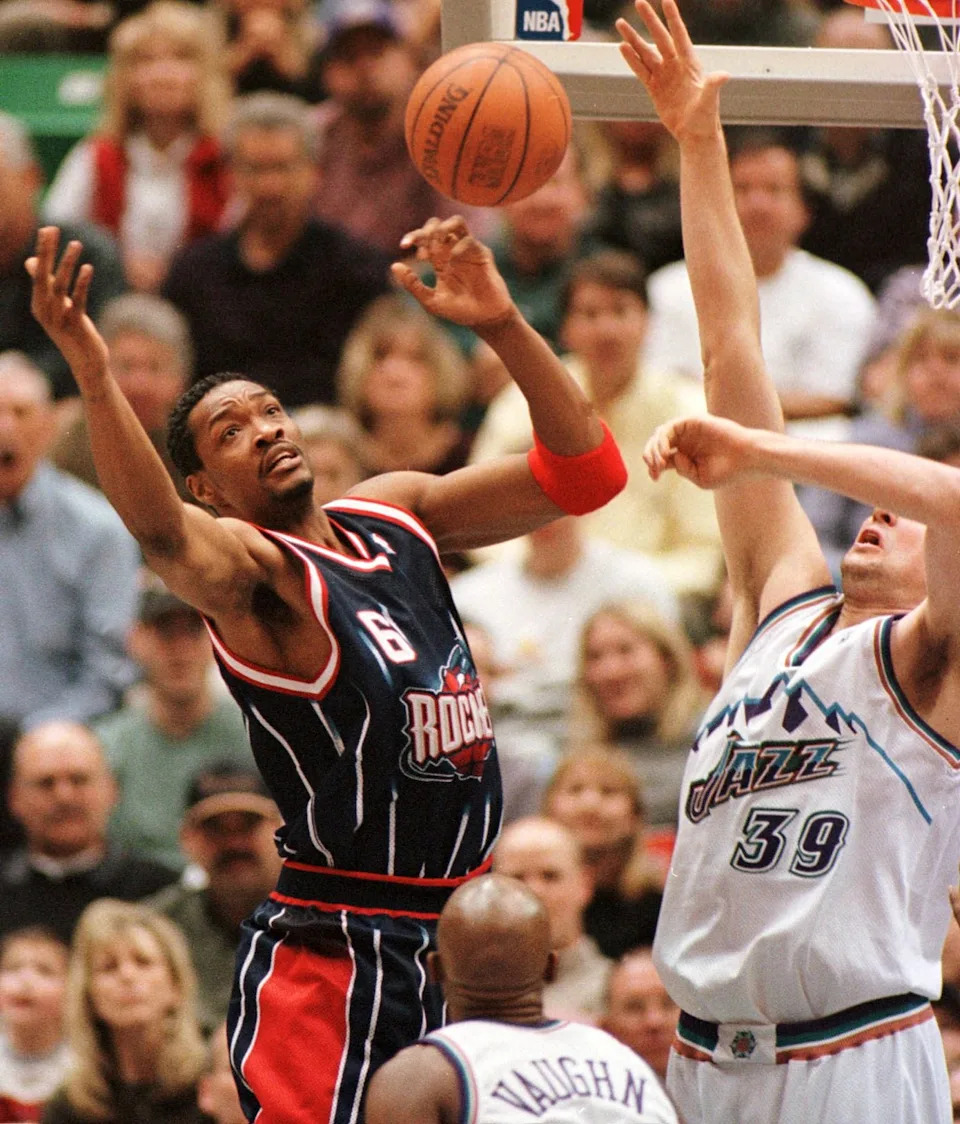 SALT LAKE CITY, UNITED STATES: Carlos Rogers (L) of the Houston Rockets fights for a rebound with Greg Ostertag (R) of the Utah Jazz during the JAZZ- Houston NBA game late 09 March, 2000 in Salt Lake City, Utah. AFP PHOTO GEORGE FREY (Photo credit should read GEORGE FREY/AFP via Getty Images)