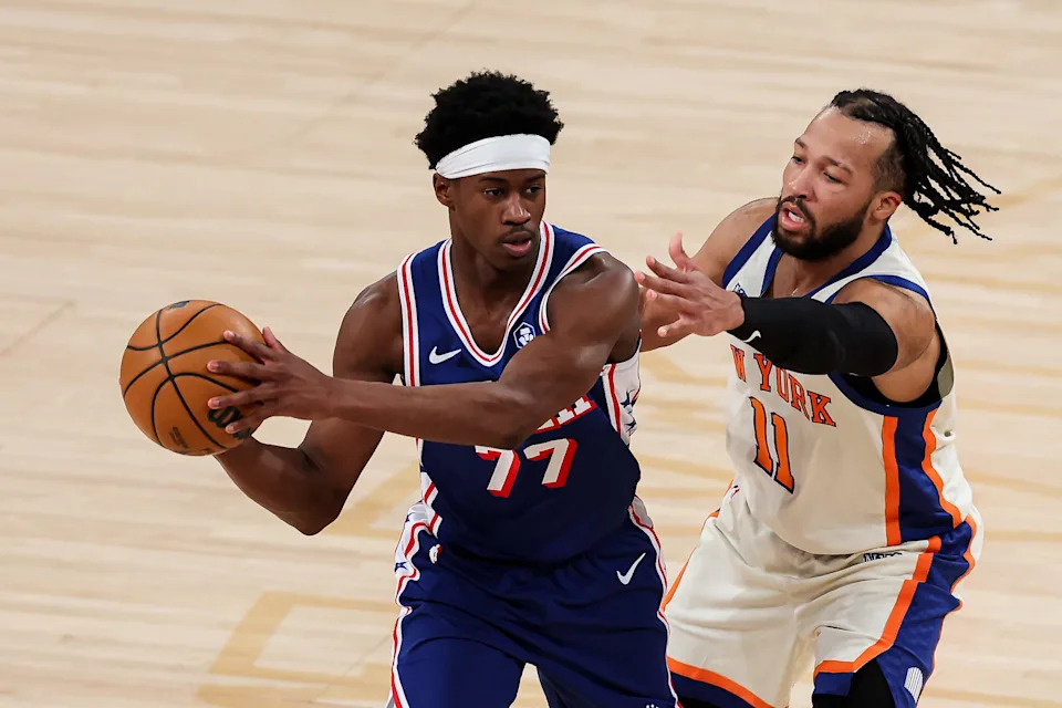 NEW YORK, NEW YORK - JANUARY 03: Vj Edgecombe #77 of the Philadelphia 76ers looks to pass the ball while being defended by Jalen Brunson #11 of the New York Knicks during the fourth quarter at Madison Square Garden on January 03, 2026 in New York City. The Philadelphia 76ers won 130-119. NOTE TO USER: User expressly acknowledges and agrees that, by downloading and or using this photograph, user is consenting to the terms and conditions of the Getty Images License Agreement. (Photo by Ishika Samant/Getty Images)
