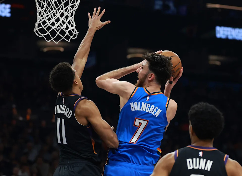 Jan 4, 2026; Phoenix, Arizona, USA; Oklahoma City Thunder center Chet Holmgren (7) drives to the basket against Phoenix Suns forward Oso Ighodaro (11) in the first half at Mortgage Matchup Center. Mandatory Credit: Mark J. Rebilas-Imagn Images