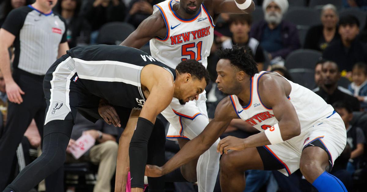 Spurs' Wembanyama doesn't expect to miss time after hyperextending knee in win over Knicks | National Sports