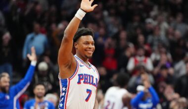 Former Raptors star Kyle Lowry gets huge ovation in four-quarter cameo as 76ers win in Toronto | National Sports