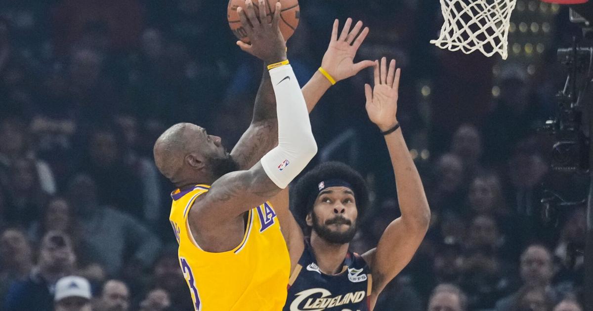 LeBron James tears up during tribute video of his 25 straight points for Cavs in 2007 playoffs | Region