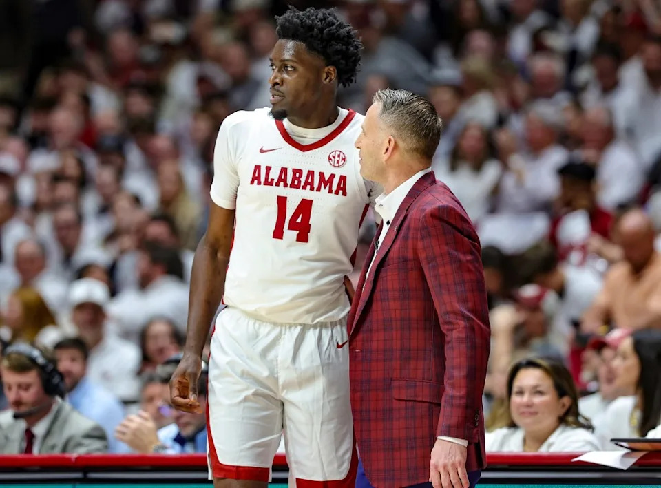 Charles Bediako receives instructions from head coach Nate Oats during the first half of Alabama’s 79-73 over Tennessee on Jan. 24, 2026 in Tuscaloosa. Getty Images