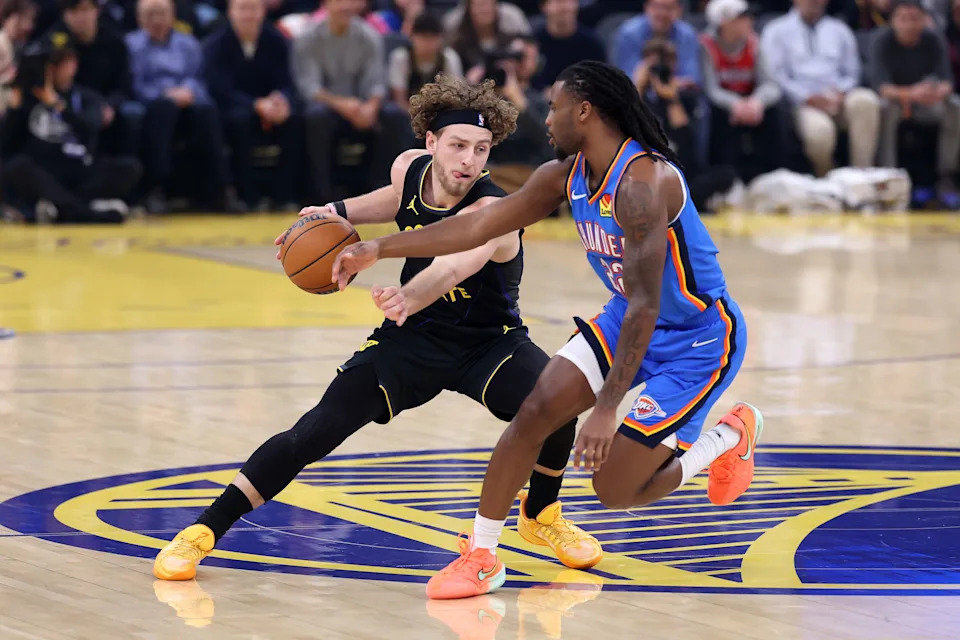 SAN FRANCISCO, CALIFORNIA - JANUARY 02: Brandin Podziemski #2 of the Golden State Warriors is guarded by Cason Wallace #22 of the Oklahoma City Thunder during the first quarter at Chase Center on January 02, 2026 in San Francisco, California. NOTE TO USER: User expressly acknowledges and agrees that, by downloading and/or using this photograph, user is consenting to the terms and conditions of the Getty Images License Agreement. (Photo by Ezra Shaw/Getty Images)