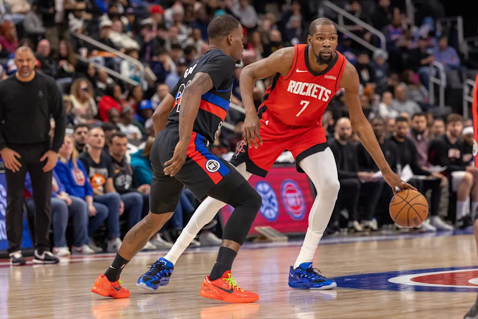 Detroit Pistons guard Javonte Green (31) defends against Houston Rockets forward Kevin Durant (7) during the first half at Little Caesars Arena in Detroit on Friday, Jan. 23, 2026.