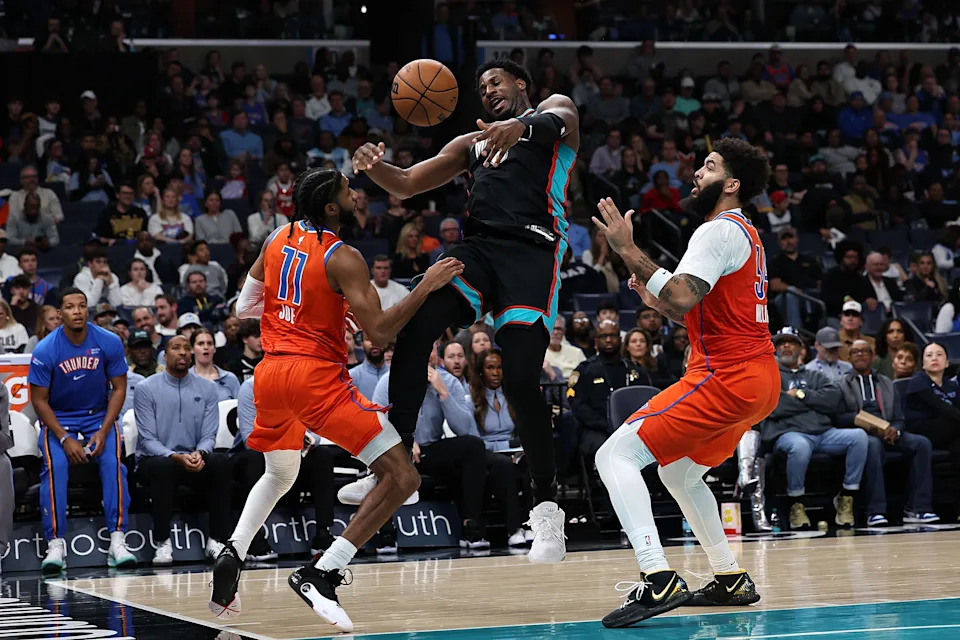 MEMPHIS, TENNESSEE - JANUARY 09: Jaren Jackson Jr. #8 of the Memphis Grizzlies and Isaiah Joe #11 of the Oklahoma City Thunder battle for the ball during the second half at FedExForum on January 09, 2026 in Memphis, Tennessee. NOTE TO USER: User expressly acknowledges and agrees that, by downloading and or using this photograph, user is consenting to the terms and conditions of the Getty Images License Agreement. (Photo by Justin Ford/Getty Images)