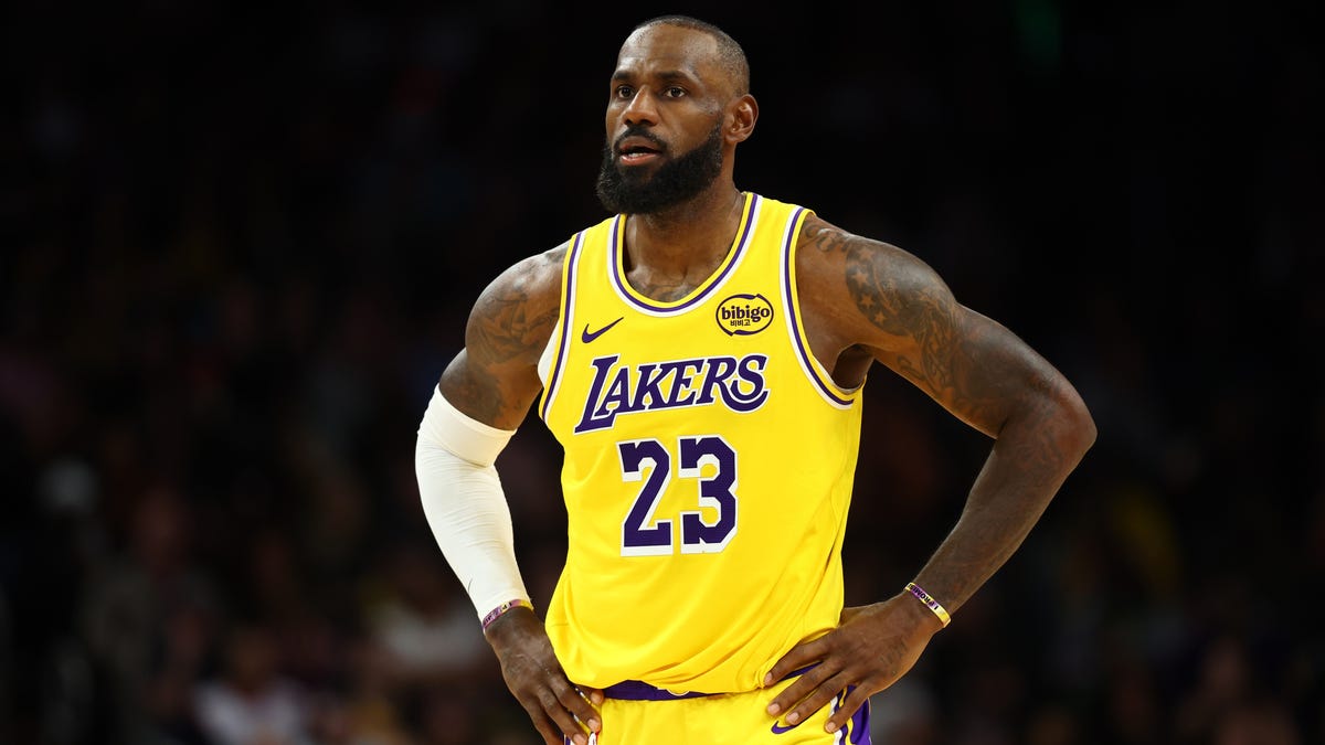 Lakers plagued by injuries, officiating and identity crisis after loss