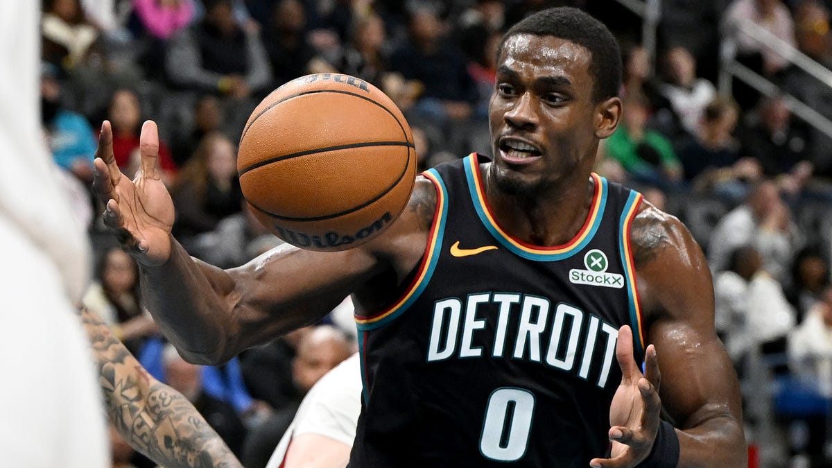 Detroit Pistons center exits early vs Heat