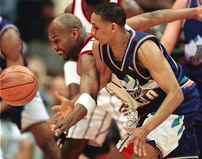 Houston Rocket Sam Mack (L) and Utah Jazz Howard Eisley (R) race for the loose ball during the first half of play at Compaq Center 30 APRIL 1999 in Houston, Texas. AFP PHOTO/PAUL BUCK (Photo by PAUL BUCK / AFP) (Photo by PAUL BUCK/AFP via Getty Images)