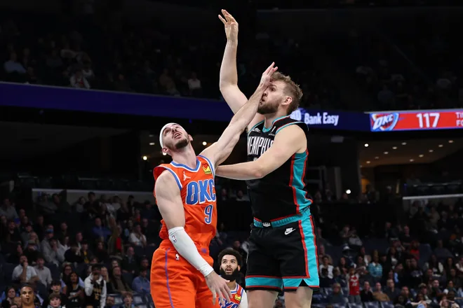 MEMPHIS, TENNESSEE - JANUARY 09: Jock Landale #31 of the Memphis Grizzlies takes a shot against Alex Caruso #9 of the Oklahoma City Thunder during the second half at FedExForum on January 09, 2026 in Memphis, Tennessee. NOTE TO USER: User expressly acknowledges and agrees that, by downloading and or using this photograph, user is consenting to the terms and conditions of the Getty Images License Agreement. (Photo by Justin Ford/Getty Images)