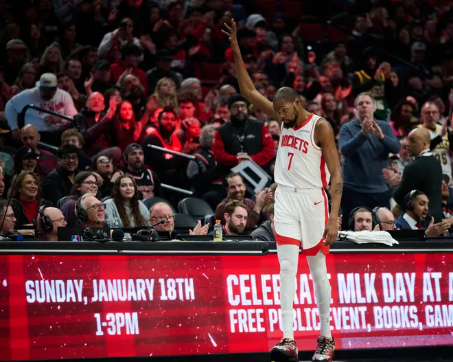 Jan 9, 2026; Portland, Oregon, USA; Houston Rockets forward Kevin Durant (7) receives a standing ovation from fans as he is recognized for surpassing Wilt Chamberlain's career total points scored during the second half in a game against the Portland Trail Blazers at Moda Center. Mandatory Credit: Troy Wayrynen-Imagn Images